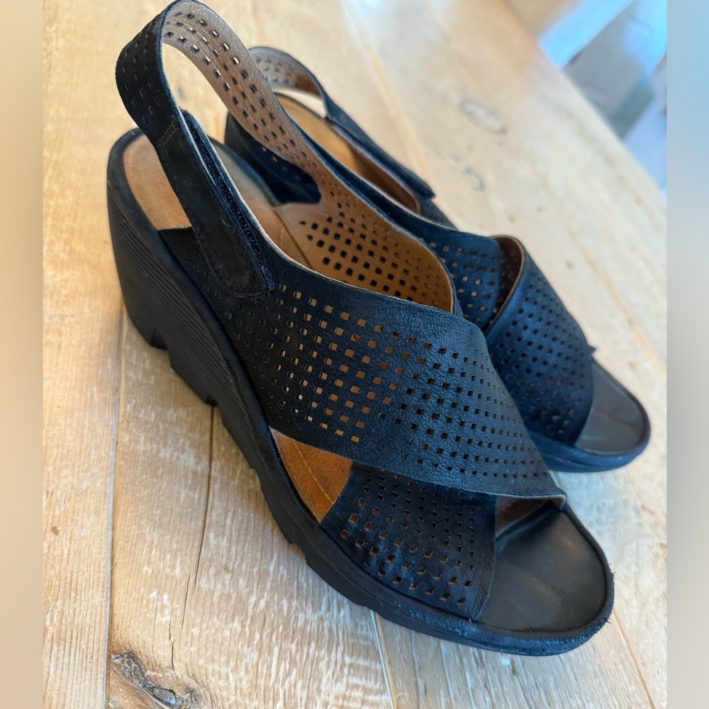 Clark’s Women’s Artisan Clarence Nubuck Suede Sandals 8